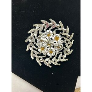 Vintage Round Pin Brooch Silver Tone Rhinestone Leaf Design Women's Accessory
